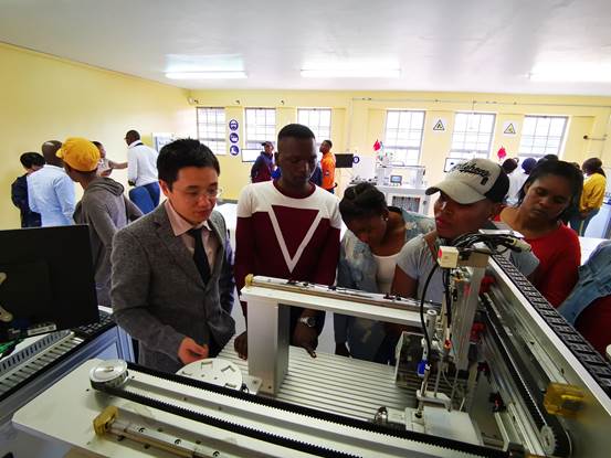 西艾库鲁莱尼职业技术学院学生在“鲁班工坊”实习